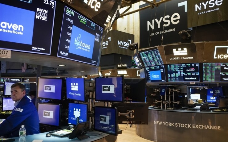 Surging tech stocks spearhead market momentum.
Image Source: Associated Press