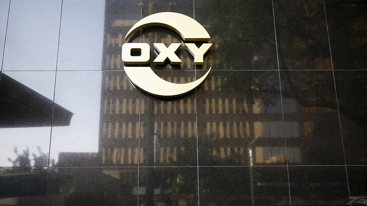 Warren Buffett's Berkshire Hathaway increases its stake in Occidental Petroleum, acquiring an additional 2.95 million shares, bringing its total ownership to nearly 29%.
Image Source: Fox Business